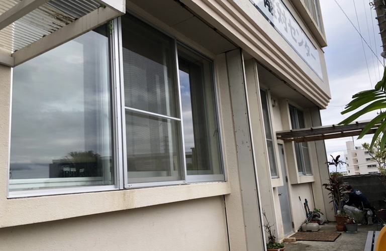 涼しくなってきたけど、紫外線はきになるな、、、(;^_^A　窓ガラスフィルムで解決できるかもしれません！まずはニュコアおきなわへ♪